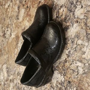 BOC Born Concept Women's Sz 9w Black Floral Paisley Embossed Leather Peggy Clog